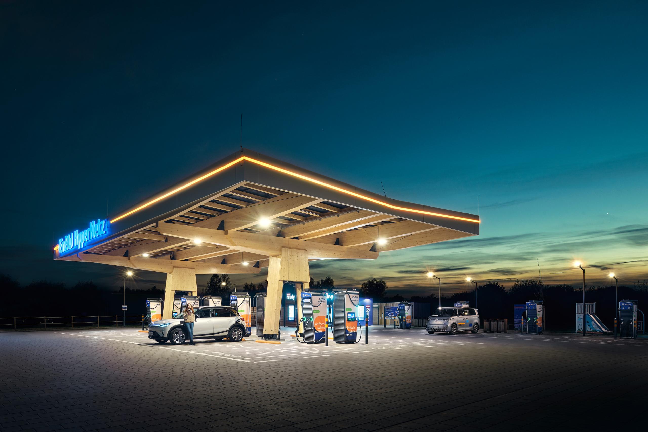 nextlevel-ladepark-bei-nacht_1714400710396 nextlevel-ladepark-bei-nacht_1714400710396